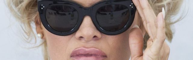 POTPUNO GOLA LEGLA NA RUŽINE LATICE! Pamela Anderson pokazala da je MAČKA i sa 52 godine!