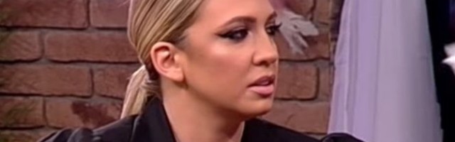 Milica Todorović POKAZALA SAVRŠENO IZVAJANU ZADNJICU! Ispozirala na JAHTI u kupaćem kostimu, PODIGLA NOGU, a onda je USLEDIO ŠOK! (FOTO)