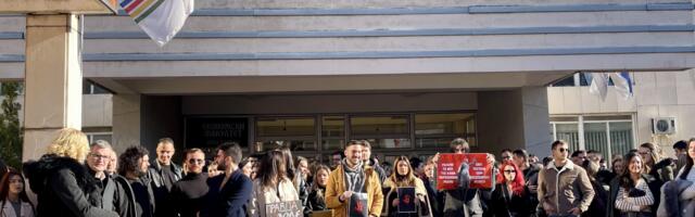 Studenti u blokadi kragujevačkog Ekonomskog fakulteta pozvali građane da u nedelju okače bele tkanine sa otiscima krvavih ruku