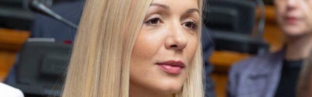 Jelena Milošević postavila oštra pitanja ministru policije: “Zašto policija štiti vozila bez tablica i štabove SNS?”