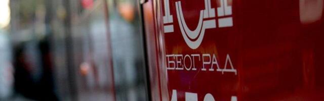 SUDARILI SE TRAMVAJ I AUTO: Vozač teško povređen, ne mogu da ga izvuku! Saobraćaj obustavljen u delu Bulevara kralja Aleksandra