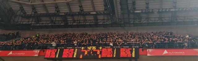 GROBARI PRAVE HAOS: Odjekuju topovski udari - navijači Partizana grme u Areni