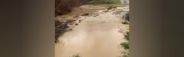 Ako kiša ne stane, sledi katastrofa! Bujica nosi sve pred sobom, meštani Osonice u strahu