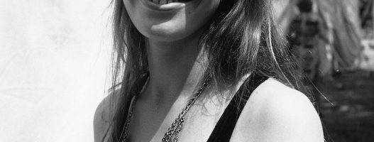 Od klasične bele košulje do provokativnih haljina: Ovako se oblačila najveća modna ikona 60-tih! (FOTO)