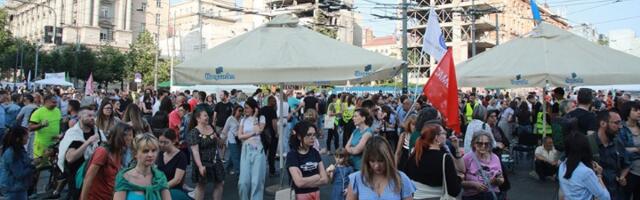 "Napustite besmislenu sednicu i pridružite se studentima, profesorima i ostalim građanima"