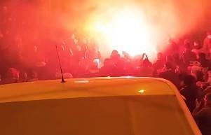 NOVI PAZAR JE GOREO POSLE POBEDE PROTIV VOJVODINE! Nestvarne scene: Navijači dočekali fudbalere, četa Nenada Lalatovića videla neverovatan prizor! (VIDEO)