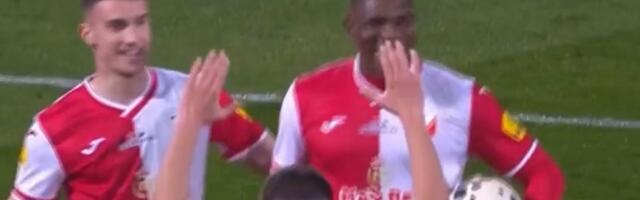 Šou program u Novom Sadu: Saigrač se klanjao Džonu Meriju nakon što je izborio drugi penal protiv Partizana