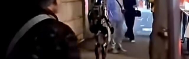 VIDEO: Žena završila u bolnici nakon što ju je uplašio humanoidni robot