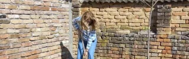 BEOGRAD ZAMENILA OVOM LEPOTOM: Voditeljka danas uzgaja voće i povrće, a evo koliko je platila za ovaj raj