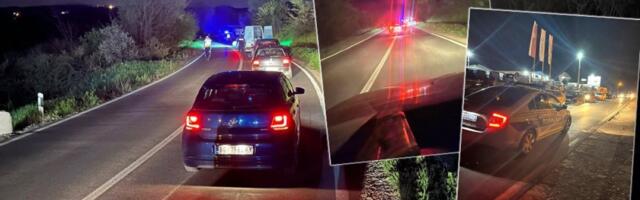 Jedan auto završio u žbunju, drugi u kanalu: Teška saobraćajka kod Topole (FOTO)