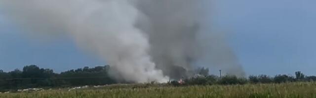 Drama kod Bogatića: Gusti crni dim kulja sa deponije (VIDEO)