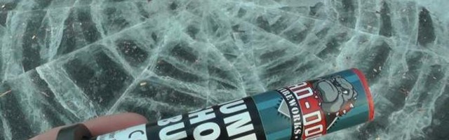 Šta se desi kada petarde ubacite ispod leda