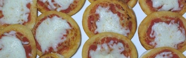 MINI PICE! Večera kojoj neće moći da odole ni najmlađi, ni najstariji ukućani! (RECEPT)