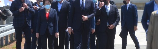 Vučić: PONOSAN SAM NA ČINJENICU DA SE U SRBIJI DANAS GRADI VIŠE NEGO IKADA! Predsednik Srbije otvorio Sektor 4 obilaznice oko Beograda! Foto/Video
