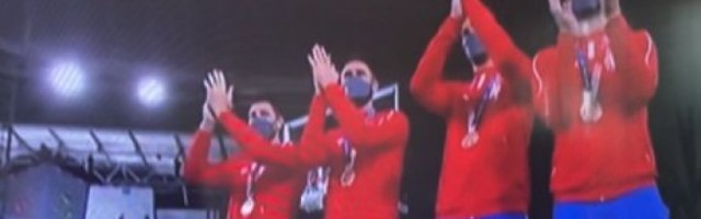 SRBIJA JE PONOSNA ZBOG OVIH MOMAKA! Bronzani basketaši NISU SKIDALI OSMEH SA LICA na dodeli medalja! /VIDEO/