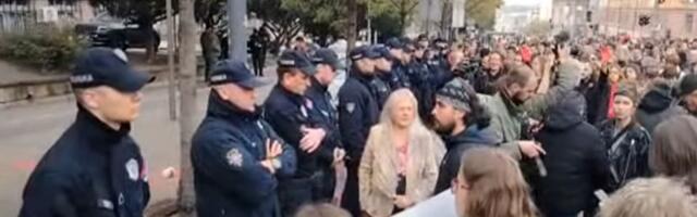 UŽIVO VIDEO Protest zbog nesreće u Novom Sadu: Kordon policije i građani koji viču "Ubice"