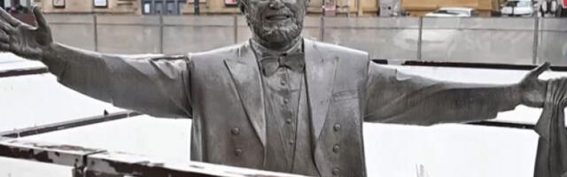 Удовица Паваротија осудила постављање клизалишта око његове статуе у Пезару