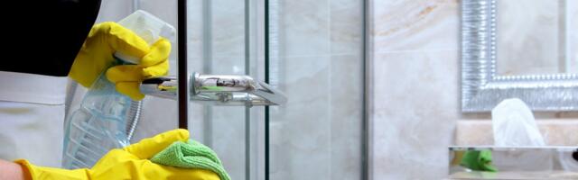 Jedan trik koji koriste hoteli će vam skratiti muke: Staklo tuš-kabine ostaje čisto danima!