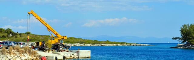 Ogromno JAJE izvučeno iz Jadrana! Na obalu doterali DIZALICU, turisti i meštani u neverici sve posmatrali