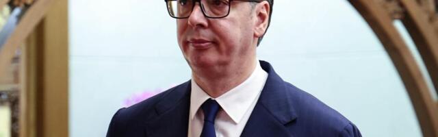 VUČIĆ IZJAVAMA "POČISTIO" ONE KOJI SU PLASIRALI BRUTALNE LAŽI Predsednik uprkos neprijateljskom okruženju otišao u Tivat i pokazao šta znači odgovorna politika