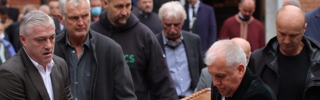 Potresne scene na sahrani Ivkovića: Najveće legende svetske košarke nose Dudin kovčeg (VIDEO)