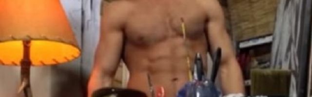 Koristi samo penis za crtanje portreta, a naslikao je i slavnu hrvatsku pevačicu! Oduševila se (VIDEO)