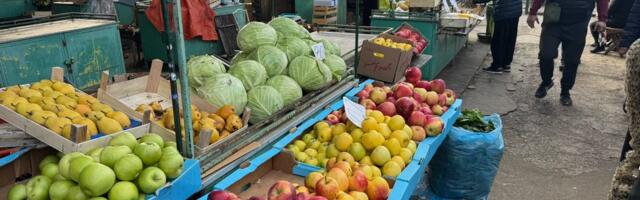 Uporedili smo cene na pijaci i u marketu, voće i povrće približno isto (spisak)
