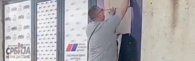 Saslušan u policiji jer je zalepio karton na Vučićev lik u Doljevcu