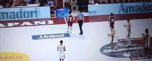 POTPUNO RASULO - UTAKMICA SERIJA A TRAJALA SAMO ČETIRI MINUTA! Domaćin ostao sa jednim igračem na parketu, meč prekinut!