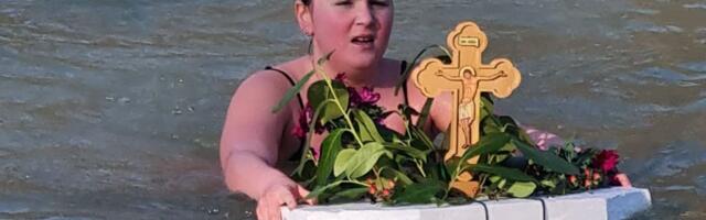 Jedanaestogodišnja Anja prva do Časnog krsta na Drini! Istorijski dan u Polomu