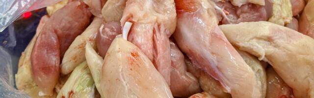 Javio se proizvođač piletine koja "pliva" u krvi: "Unapređujemo procese". Fotografija zgrozila javnost