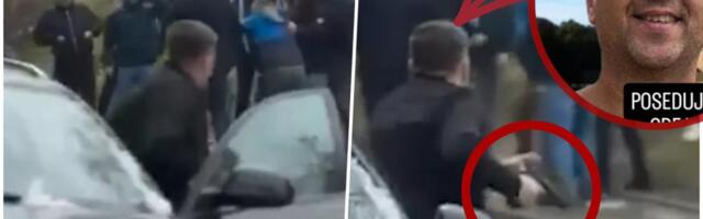 HOROR U BAJINOJ BAŠTI! BLOKADER POTEGAO PIŠTOLJ NA LJUDE! Dramatičan snimak napada, finansijer opozicije sa prstom na obaraču kreće ka narodu (VIDEO)