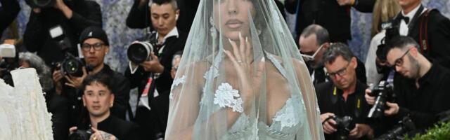 Svi gledali u tirkizni veo, dok Georgina nije podigla ruku: Detalj od 2 miliona dolara ukrao šou na Met Gala