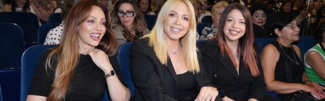 Liče kao jaje jajetu, a godinama nisu govorile: Milica Todorović uhvaćena sa sestrama u provodu
