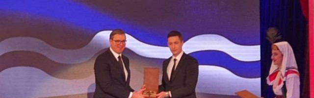 VUČIĆU URUČEN KLJUČ GRADA BANJALUKE I POVELJA POČASNOG GRAĐANINA: Ne pamtim kada sam bio ovako uzbuđen! Od danas i ja sam Banjalučanin! Foto/Video