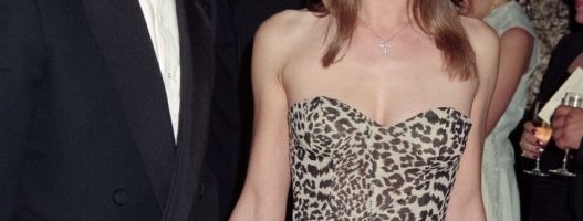 Ona stari unazad! Elizabeth Hurley izgleda bolje sada u ovoj Versace haljini, nego pre 21 godinu