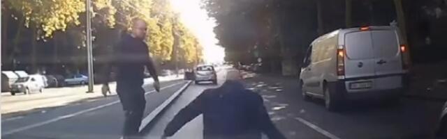 Šok snimak iz Beograda: Mladić bije dezorjentisanog deku (VIDEO)