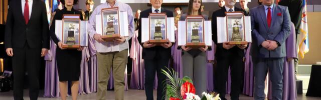 Uručene nagrade 11. januar, opozicija bojkotovala svečanu sednicu