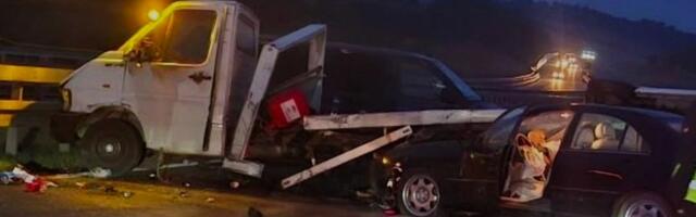 Sudarila se dva automobila i kamion, tri osobe povređene