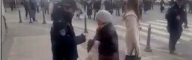 OVO JE PRAVO LICE BLOKADERA! Baka obolela od raka ne može da stigne do lekara, oni je vređaju i smeju se...a policajka je LEGITIMIŠE! Sramota za uniformu koju nosi (VIDEO)