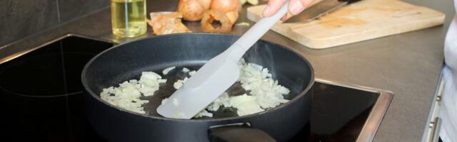 Zahvalićete nam: Ovako se pravilno dinsta luk i to bez ikakvog mirisa, ni zaprška vam neće biti potrebna