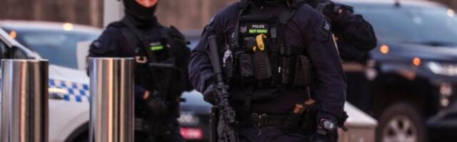 HEROJ AUSTRALIJE! Prolaznik skočio na pucača s leđa i oteo mu pušku - POJAVIO SE NAJNOVIJI SNIMAK IZ SIDNEJA ! (VIDEO)