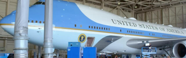 Avioni kojima se voze američki predsednici moraju na farbanje, biće prefarbani u omiljene Trampove boje