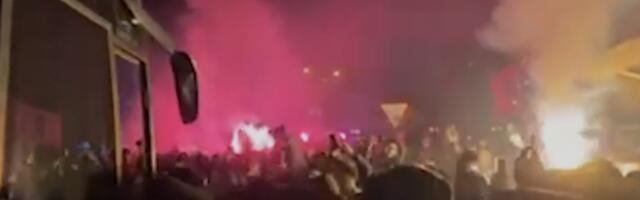 Ludnica u Novom Pazaru - Fudbaleri dočekani kao heroji: Baklje, vatromet, pesma... (VIDEO)