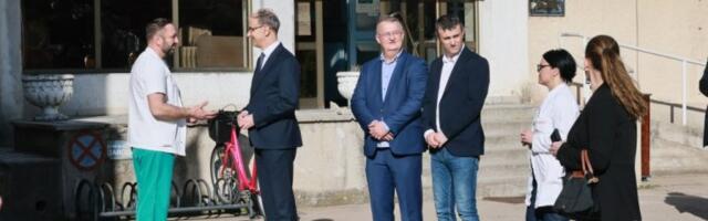 PREMIJER MACUT POSETIO KLADOVO! Obišao Zdravstveni centar i razgovarao sa predsednikom opštine! (FOTO)