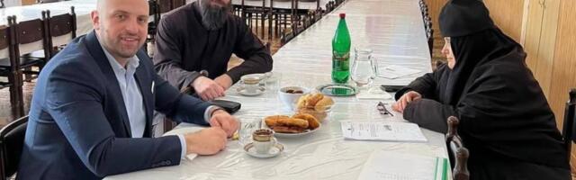 NIŠTA IM NIJE SVETO! Blokaderi pravili haos u Manastiru Rakovica, vređali, pa napali sveštenika! (VIDEO)