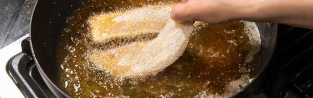 Evo kako Grkinje pohuju ribu a da ne upije ni kap ulja: Tajna je u jednom sastojku koji svi imamo u kući