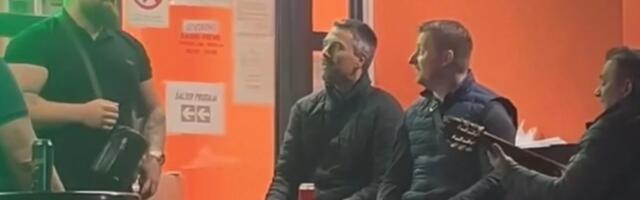 ORILO SE ISPRED LOKALA! Pevač zapevao sa ULIČNIM MUZIČAREM - SNIMAK IZMAMIO LAVINU REAKCIJA! (VIDEO)