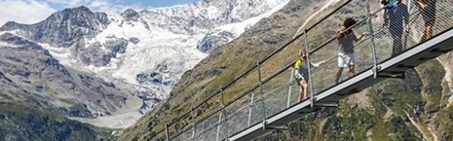 Otvoren je najduži viseći most za pešake na svetu: Dugačak je pola kilometra i ne usuđuju se svi da pređu preko njega (FOTO)