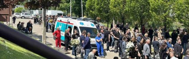 STRAŠNA SCENA NA CENTRALNOM GROBLJU! U toku sahrane ubijene dece odmah reagovala Hitna pomoć (VIDEO)